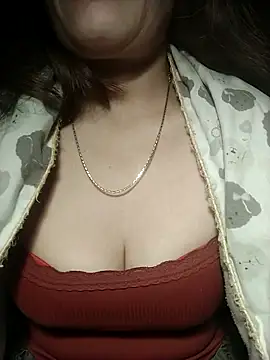 YiyinLy online show from November 18, 7:18 pm