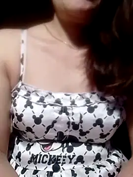 YiyinLy online show from April 3, 9:13 pm