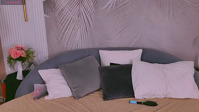 Snapshot of MandyColes chatting on October 15, 5:18 am MandyColes online show from October 15, 5:18 am