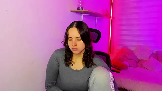 Emily Lindey online show from November 19, 3:28 am