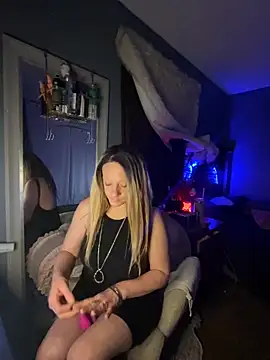 queenkelly1234 online show from April 3, 6:00 am