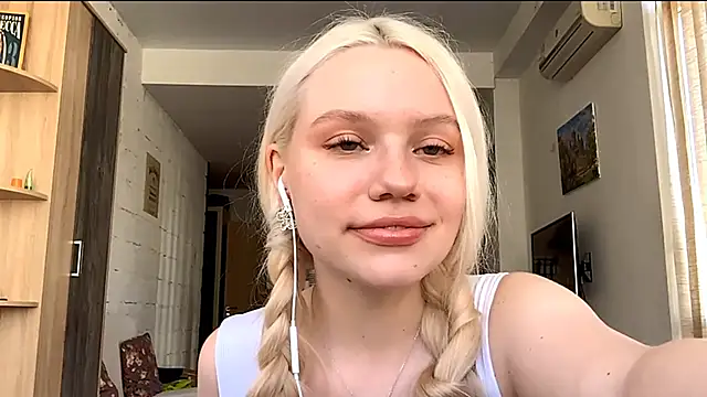 Snapshot of LupeLewitt chatting on October 17, 11:24 am LupeLewitt online show from October 17, 11:24 am