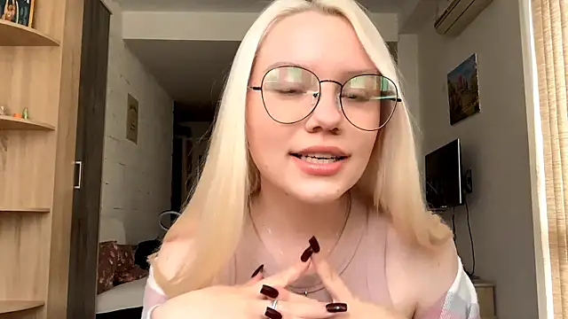 Snapshot of LupeLewitt chatting on October 19, 12:39 pm LupeLewitt online show from October 19, 12:39 pm