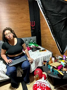 Snapshot of Yvonny27 chatting on December 19, 1:12 am Yvonny27 online show from December 19, 1:12 am