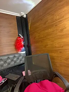 Snapshot of Yvonny27 chatting on February 9, 11:47 am Yvonny27 online show from February 9, 11:47 am