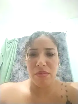 Snapshot of Yvonny27 chatting on February 22, 5:08 am Yvonny27 online show from February 22, 5:08 am