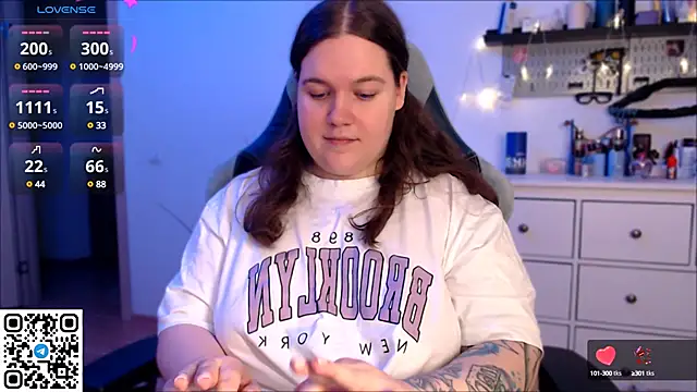 Snapshot of SummerTina chatting on December 2, 3:25 pm SummerTina online show from December 2, 3:25 pm