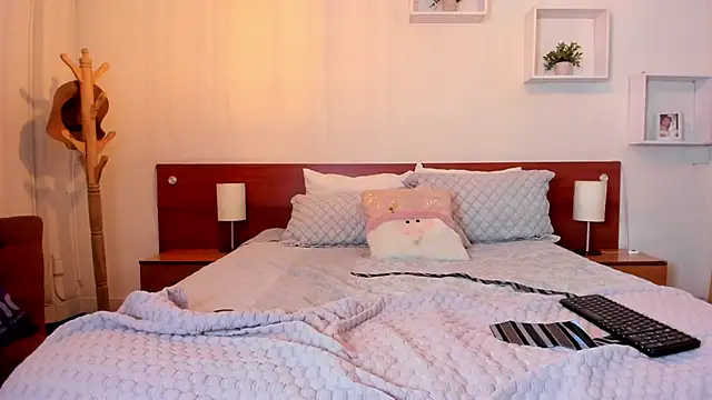 Cat  Moon   online show from November 21, 9:02 pm