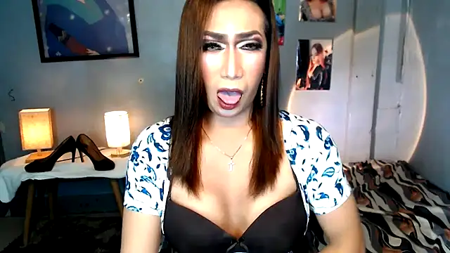 littleredbunny27 online show from April 8, 7:03 pm