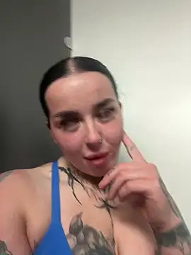 lucycoxxoxo online show from May 15, 11:45 pm
