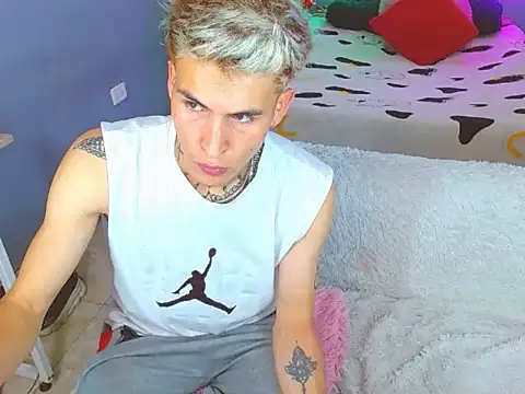 Snapshot of Latin_boysxxxx chatting on November 10, 3:49 am Latin boysxxxx online show from November 10, 3:49 am