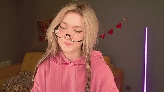 Snapshot of BellaSink chatting on February 15, 5:37 am BellaSink online show from February 15, 5:37 am