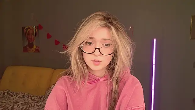 Snapshot of BellaSink chatting on February 15, 7:51 am BellaSink online show from February 15, 7:51 am