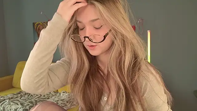 Snapshot of BellaSink chatting on February 19, 5:36 am BellaSink online show from February 19, 5:36 am