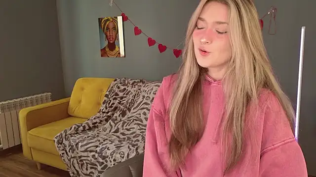 Snapshot of BellaSink chatting on February 21, 5:41 am BellaSink online show from February 21, 5:41 am