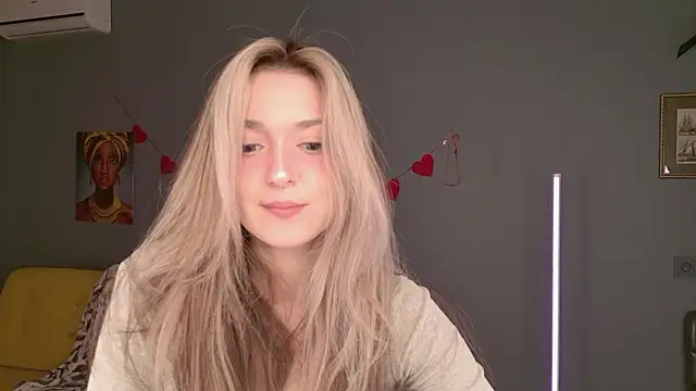 Snapshot of BellaSink chatting on February 24, 5:38 am BellaSink online show from February 24, 5:38 am