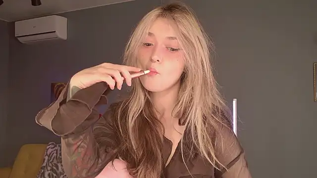 Snapshot of BellaSink chatting on March 3, 5:35 am BellaSink online show from March 3, 5:35 am