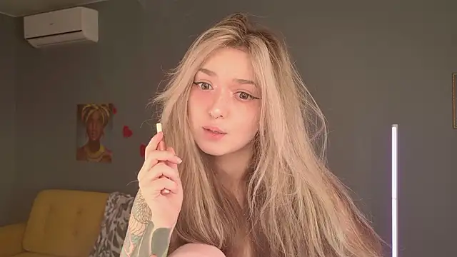 Snapshot of BellaSink chatting on March 5, 5:36 am BellaSink online show from March 5, 5:36 am