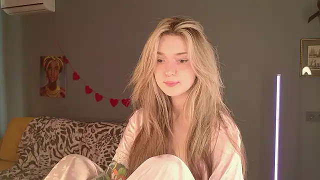 Snapshot of BellaSink chatting on March 8, 5:33 am BellaSink online show from March 8, 5:33 am