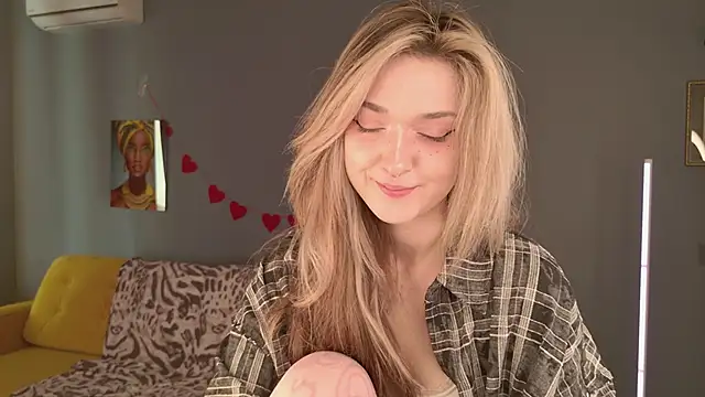 Snapshot of BellaSink chatting on March 11, 5:35 am BellaSink online show from March 11, 5:35 am