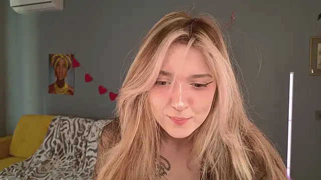 Snapshot of BellaSink chatting on March 12, 5:35 am BellaSink online show from March 12, 5:35 am