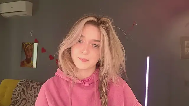 Snapshot of BellaSink chatting on March 18, 5:32 am BellaSink online show from March 18, 5:32 am