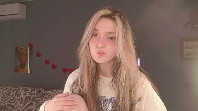 Snapshot of BellaSink chatting on March 21, 8:19 am BellaSink online show from March 21, 8:19 am