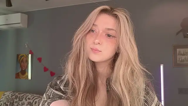 Snapshot of BellaSink chatting on March 25, 5:35 am BellaSink online show from March 25, 5:35 am