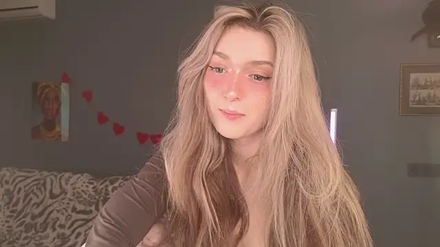 Snapshot of BellaSink chatting on March 26, 5:35 am BellaSink online show from March 26, 5:35 am