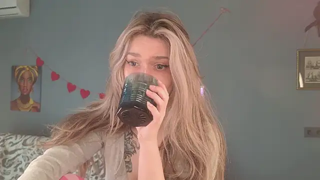 Snapshot of BellaSink chatting on March 28, 5:40 am BellaSink online show from March 28, 5:40 am