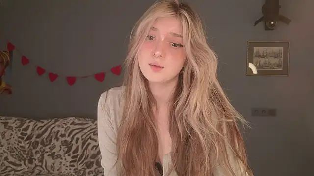 Snapshot of BellaSink chatting on April 2, 5:38 am BellaSink online show from April 2, 5:38 am