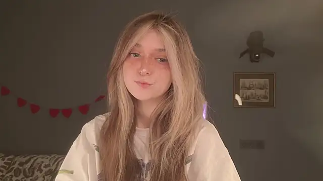 Snapshot of BellaSink chatting on April 3, 5:38 am BellaSink online show from April 3, 5:38 am