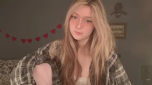 Snapshot of BellaSink chatting on April 5, 5:37 am BellaSink online show from April 5, 5:37 am