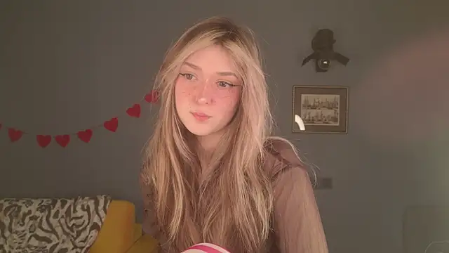 Snapshot of BellaSink chatting on April 9, 5:40 am BellaSink online show from April 9, 5:40 am