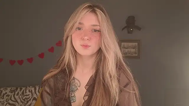 Snapshot of BellaSink chatting on April 9, 6:19 am BellaSink online show from April 9, 6:19 am