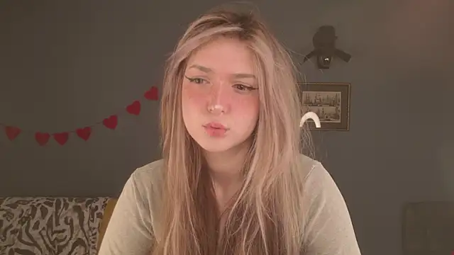 Snapshot of BellaSink chatting on April 10, 5:34 am BellaSink online show from April 10, 5:34 am