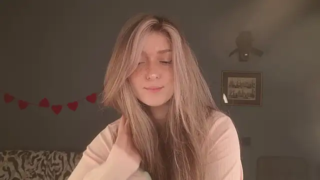 Snapshot of BellaSink chatting on April 11, 5:34 am BellaSink online show from April 11, 5:34 am