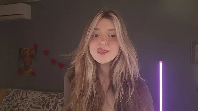 Snapshot of BellaSink chatting on April 14, 5:35 am BellaSink online show from April 14, 5:35 am