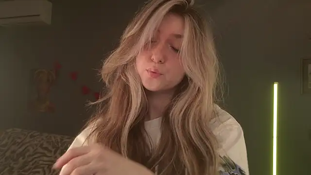 Snapshot of BellaSink chatting on April 15, 6:09 am BellaSink online show from April 15, 6:09 am