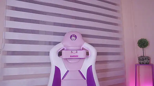 Snapshot of Meggie_ chatting on December 3, 12:18 am Meggie online show from December 3, 12:18 am