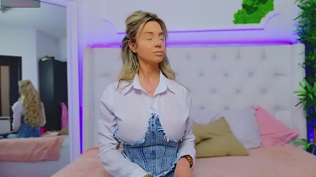 Snapshot of AriannaSins chatting on January 16, 1:47 pm AriannaSins online show from January 16, 1:47 pm