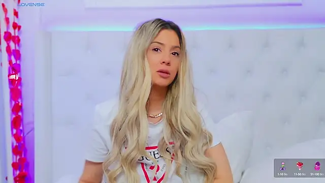 Snapshot of AriannaSins chatting on March 8, 9:28 am AriannaSins online show from March 8, 9:28 am