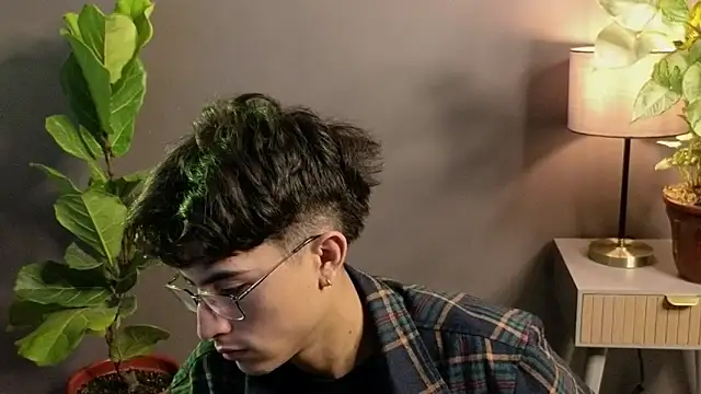 Aaron Eze online show from November 17, 9:20 pm