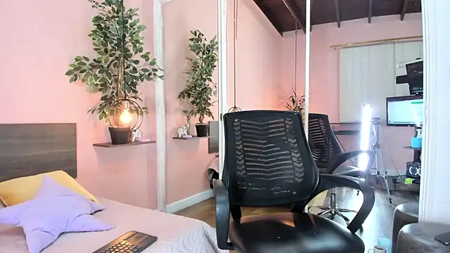 Alanna miaw online show from December 20, 9:16 am