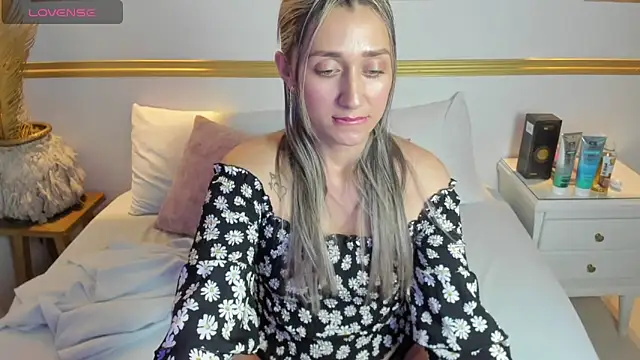 karlyy  online show from October 27, 8:02 pm