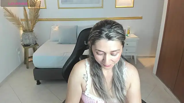 karlyy  online show from November 18, 7:18 pm