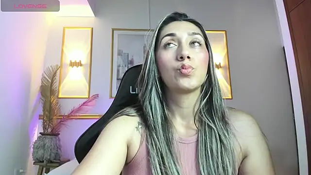 karlyy  online show from December 17, 7:20 pm