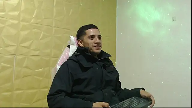 Snapshot of Cristianandres34 chatting on October 15, 11:27 pm Cristianandres34 online show from October 15, 11:27 pm