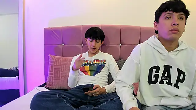 Snapshot of hoot_booys_ chatting on February 9, 8:13 pm hoot booys online show from February 9, 8:13 pm