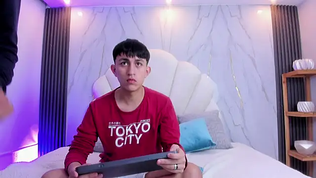 Snapshot of hoot_booys_ chatting on February 18, 2:46 pm hoot booys online show from February 18, 2:46 pm